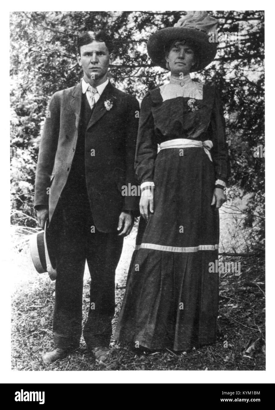 Une photographie d'Allan et Harriet Flieler le jour de leur mariage. L'image capture le couple lors de cette occasion spéciale au début du XXe siècle. Banque D'Images
