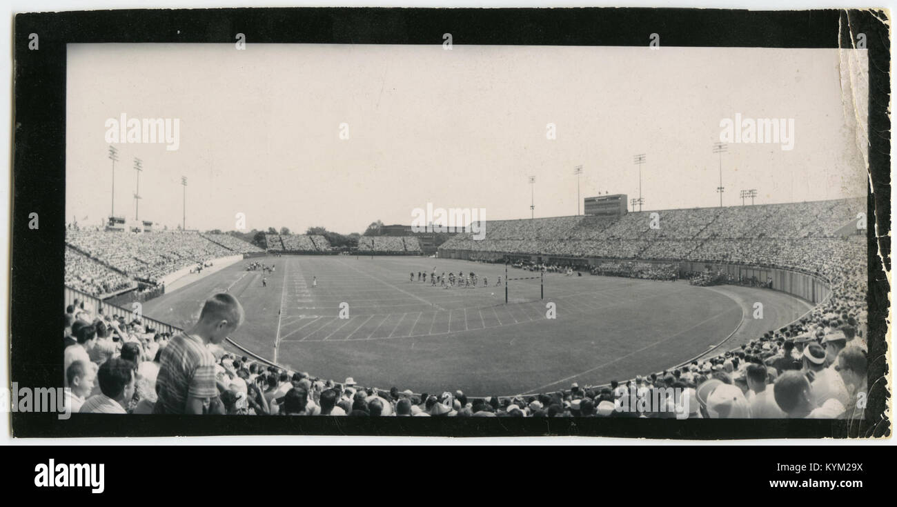 Une photographie historique du Civic Stadium, capturant les détails architecturaux et l'atmosphère de football du site à Hamilton, mettant en valeur son rôle dans la communauté. Banque D'Images