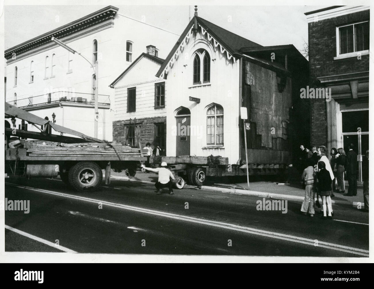 Photographie représentant le déménagement du cabinet d’un médecin dans un musée à Dundas. L'image montre des artefacts historiques et la transition de l'histoire médicale en exposition publique. Banque D'Images