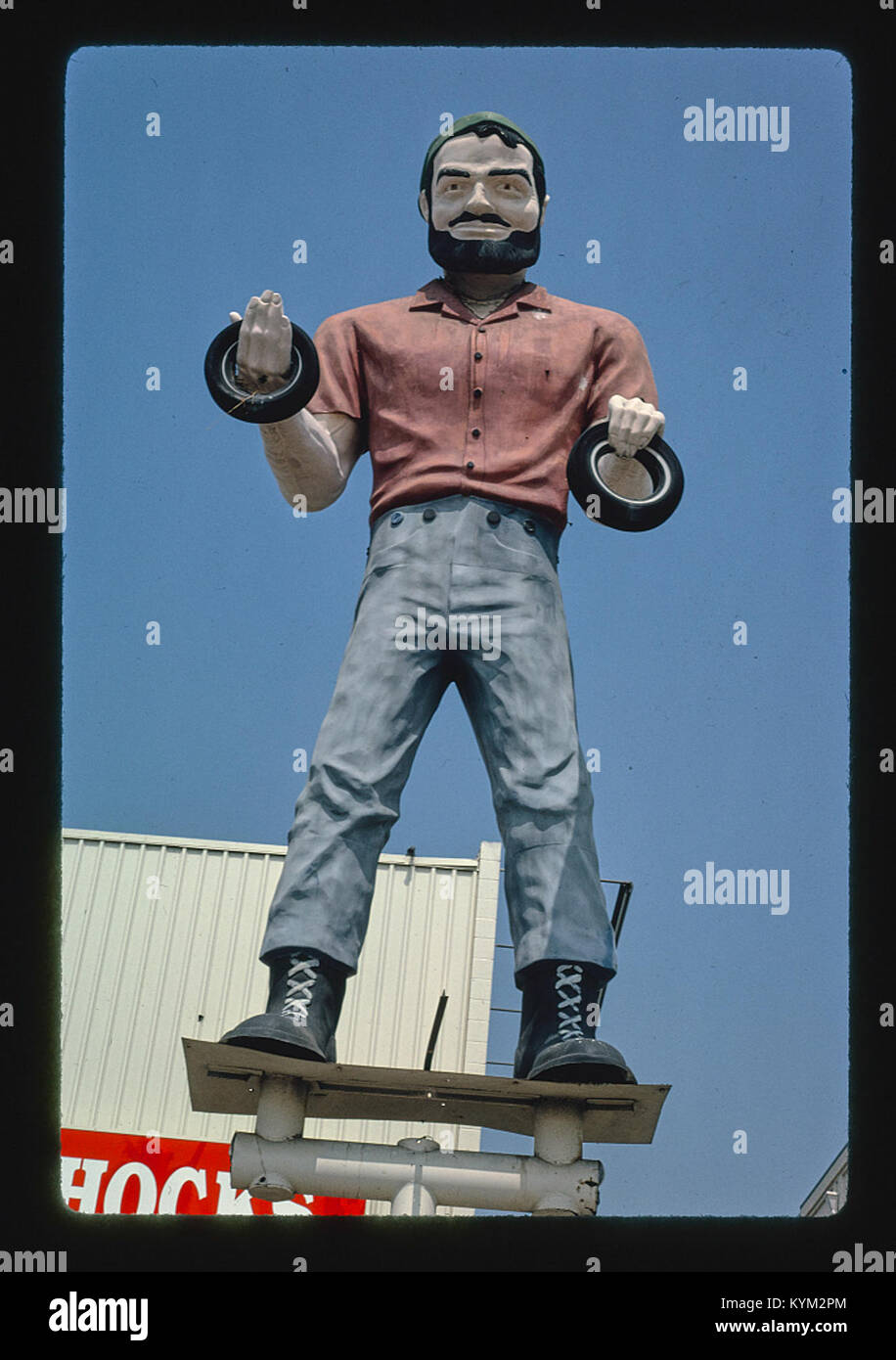 Une photographie de la statue Big Brand Tire Man située à Van Nuys, en Californie. L'image capture cette attraction emblématique en bord de route, un monument remarquable dans l'histoire de la Californie. Banque D'Images