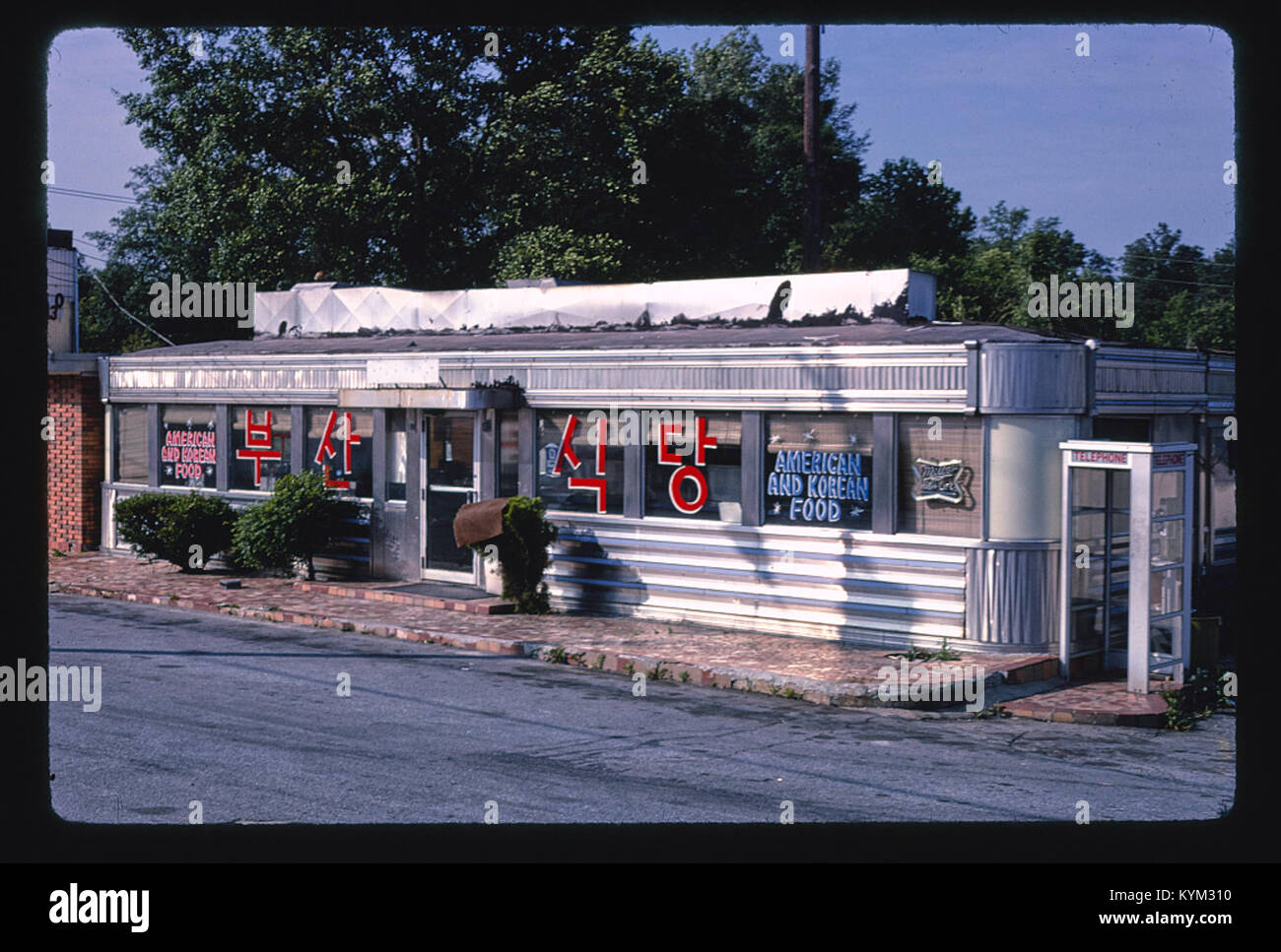 Photographie d'un restaurant servant des plats américains et coréens, situé le long de la route 27 à Columbus, en Géorgie, illustrant une expérience culinaire classique en bord de route. Banque D'Images