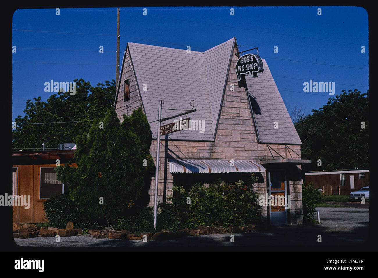 Une photographie vintage de Bob's Pig Shop, un restaurant barbecue sur la route 77 à Pauls Valley, Oklahoma, connu pour ses côtes grillées et son importance historique le long de l'autoroute. Banque D'Images