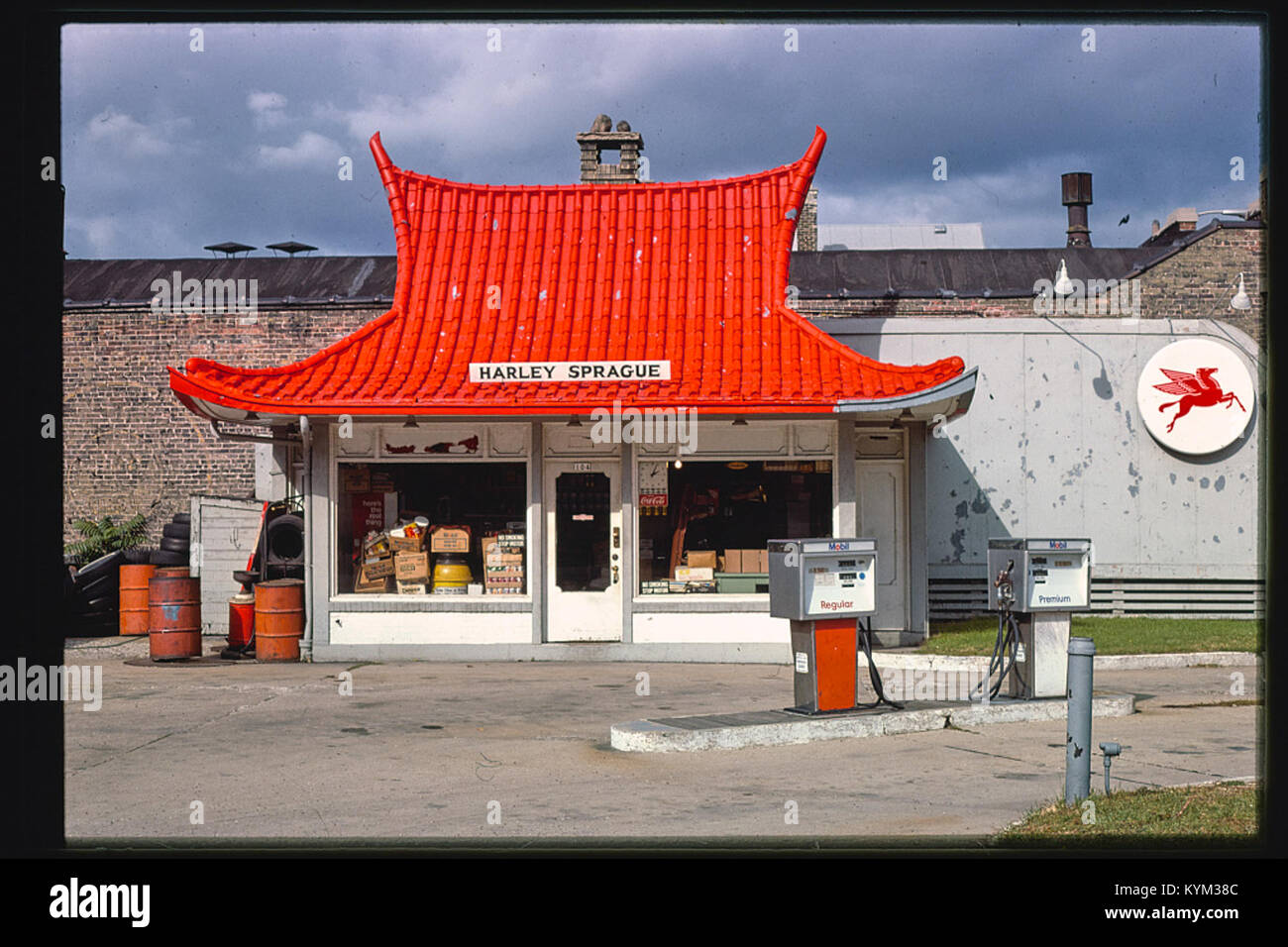 Photographie de la station-service Pagoda à Milwaukee, Wisconsin, mettant en vedette Harley Sprague et l'architecture distinctive de la station-service. Banque D'Images