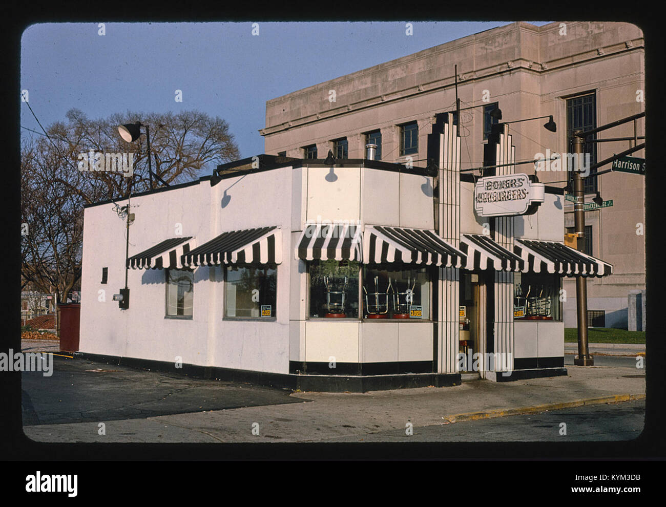 Une image historique montrant les hamburgers de Power à Fort Wayne, Indiana. Cette photographie met en valeur la culture emblématique des restaurants américains, en mettant l'accent sur l'architecture et le cadre de l'établissement. Banque D'Images