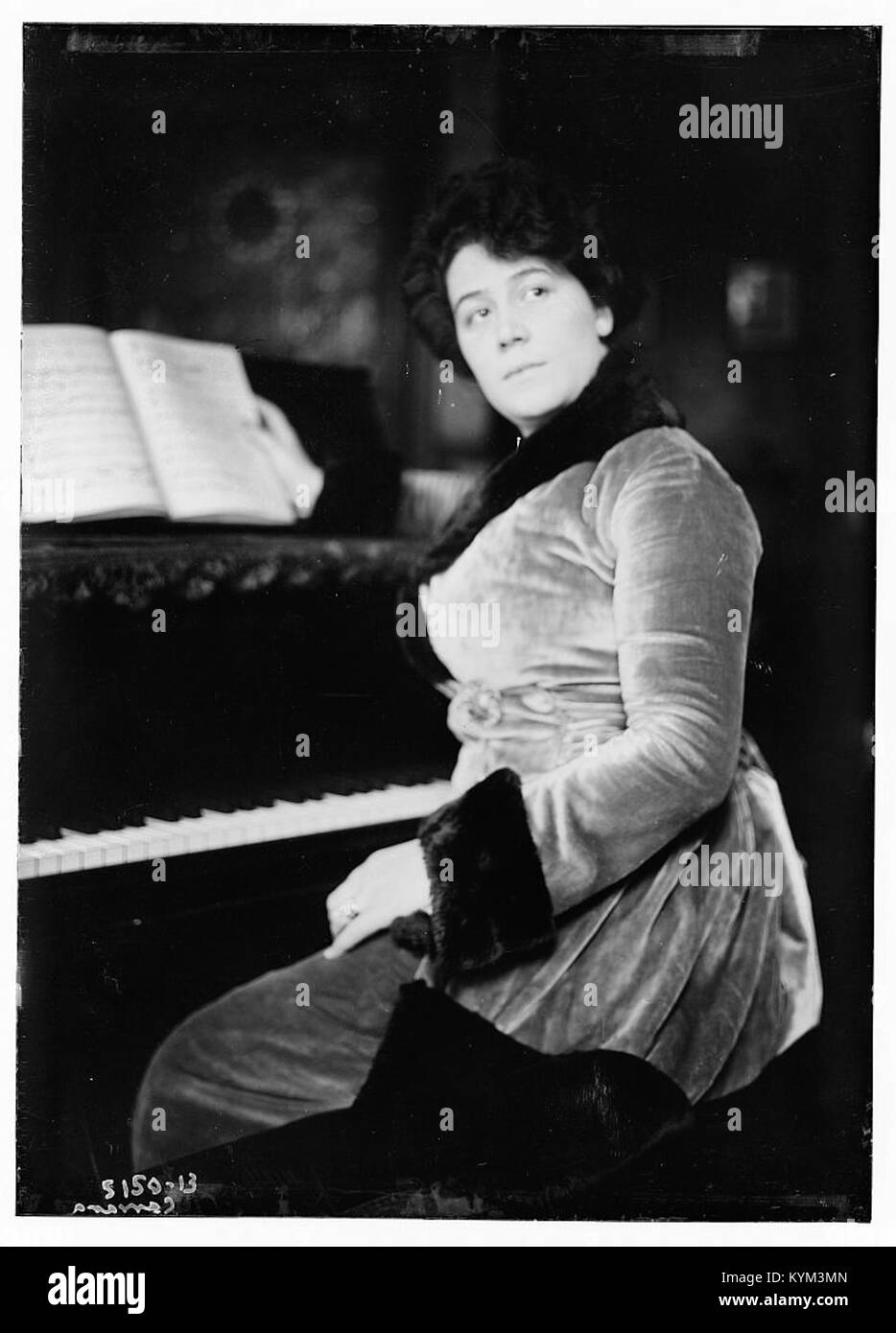 Une photographie historique de la Bibliothèque du Congrès montrant Carrare, en Italie, mettant en valeur les célèbres carrières de marbre et l'architecture de la ville. Banque D'Images