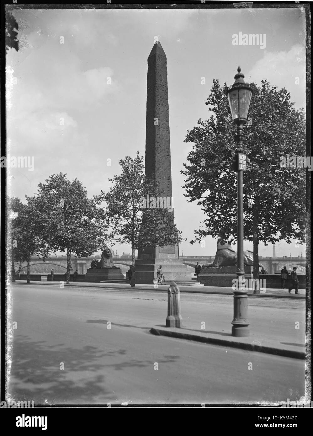 Photographie de la colonne égyptienne et des Lions à Londres, capturée par Rex Hazlewood en 1918-1919, mettant en valeur ce monument historique avec sa riche signification culturelle et artistique. Banque D'Images
