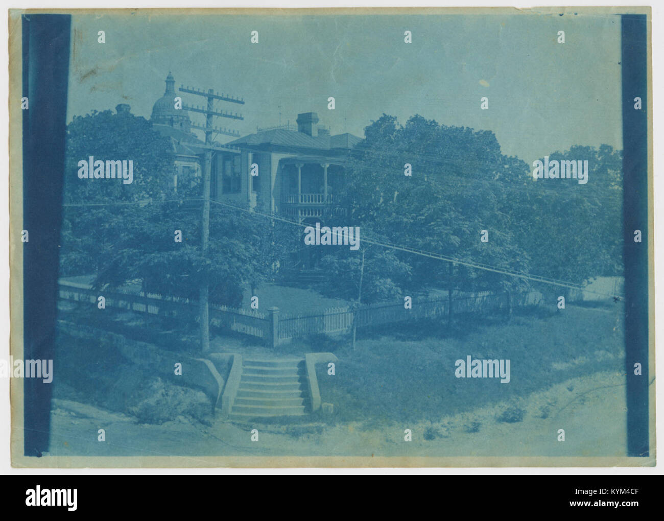 Une photo d'une maison de deux étages située à une intersection à Austin, Texas. L'image illustre le style architectural et le développement résidentiel d'Austin au début du XXe siècle. Banque D'Images