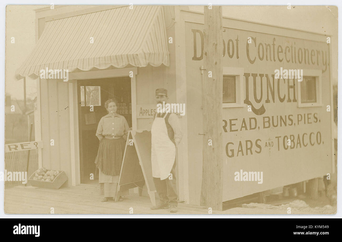 Une illustration vintage mettant en vedette un magasin de confiserie dépôt à Brady, Texas, capturant l'essence historique des vieux magasins et de la vie quotidienne avec des hommes et des femmes en interaction. Banque D'Images