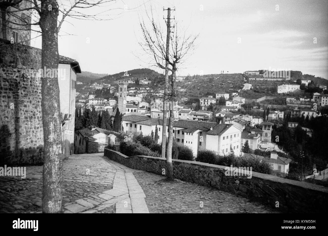 Cette photographie capture une vue de Fiesole, en Italie, prise dans le passé, mettant en valeur l'architecture historique et le paysage pittoresque de la ville. Banque D'Images