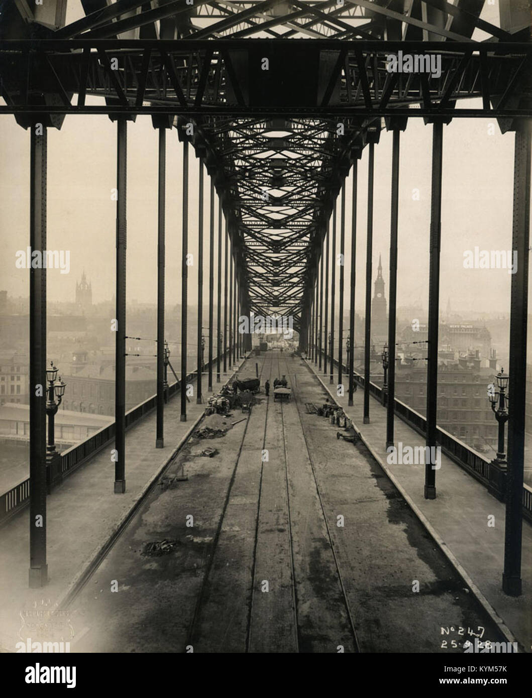 Vue du pont de Tyne en construction, avec travaux en cours le 25 septembre 1928. La photographie montre la progression du pont sur la rivière Tyne, qui relie Newcastle upon Tyne et Gateshead. Banque D'Images