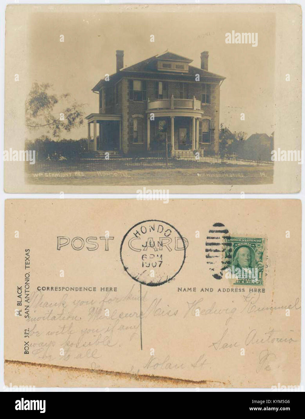 Une image d'archive de la collection George W. Cook montrant une propriété résidentielle, probablement au Texas. La photographie capture la maison dans le cadre d'une archive historique documentant les habitations et l'histoire résidentielle. Banque D'Images