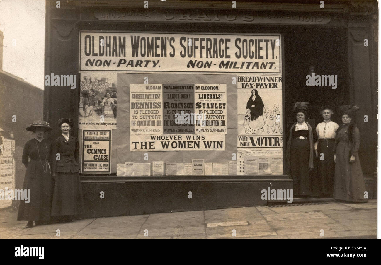 Photographie historique représentant les membres de la Oldham Women's suffrage Society, une organisation active au début du XXe siècle qui défend le droit de vote des femmes. L'image montre les femmes impliquées dans le mouvement pour le suffrage à Oldham, au Royaume-Uni. Banque D'Images