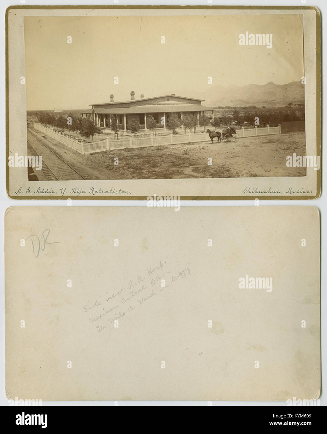 Vue latérale de l'hôpital ferroviaire situé sur le chemin de fer central mexicain. Cette photographie illustre l'architecture du bâtiment, qui servait d'établissement médical aux cheminots mexicains à son époque. Banque D'Images