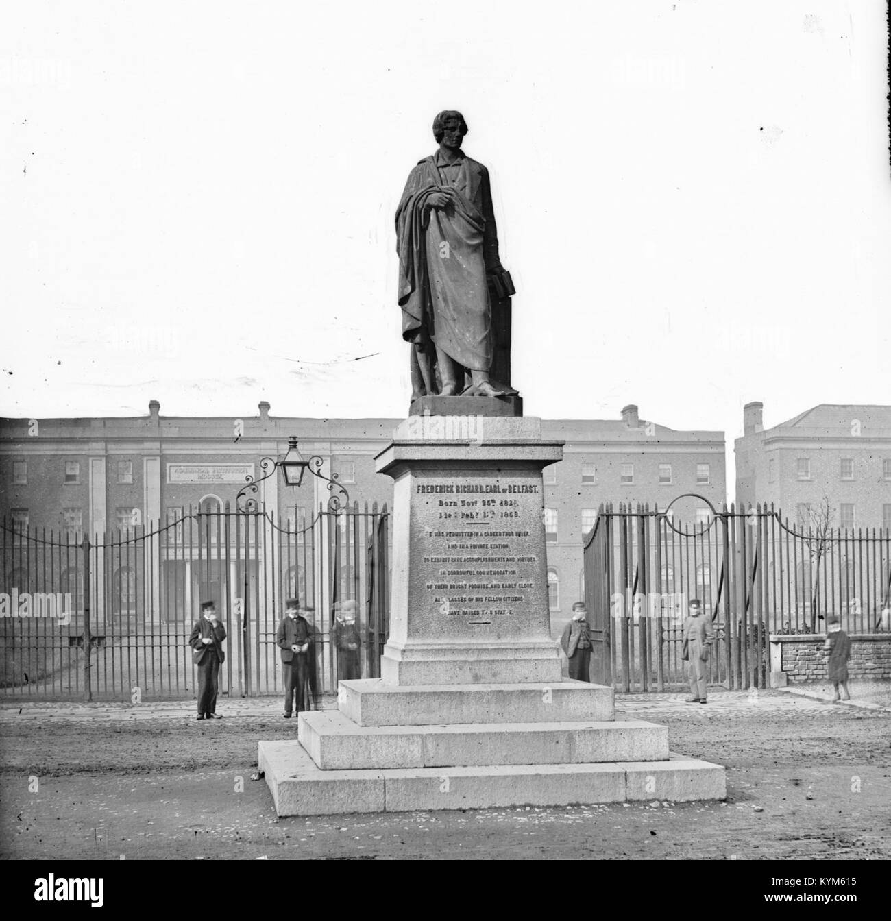 Stéréographe historique de la statue de Frédéric située à l'est de Belfast, créé en 1858, représentant le monument de College Square. La statue honore Frederick Holland Mares. Banque D'Images