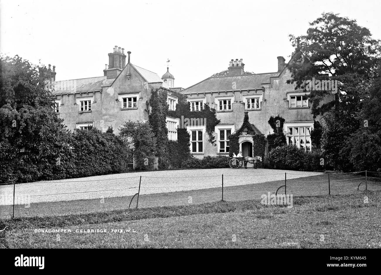 Un négatif en verre historique d'enfants chevauchant des poneys à Donnacomper Demesne, Celbridge, comté de Kildare. La photo a été prise par Robert French dans le cadre de la collection Lawrence Photographic Studio. Banque D'Images