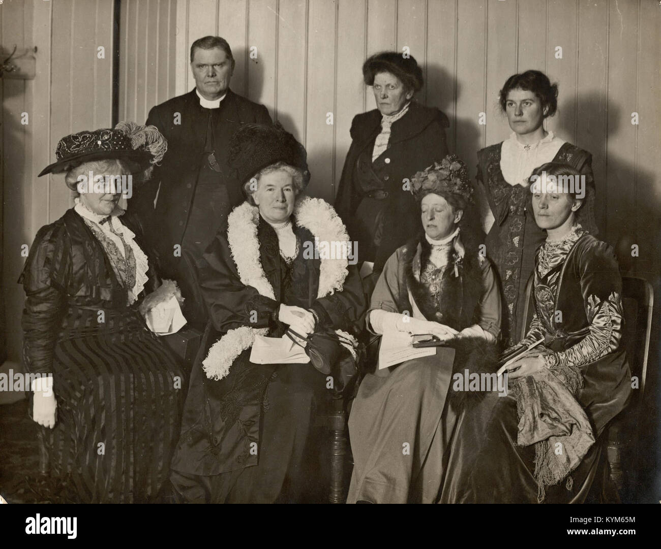 Une photographie historique capturant un débat entre les sociétés de suffrage et d'anti-suffrage au Free Trade Hall, reflétant les conflits idéologiques pendant le mouvement pour le suffrage des femmes. Banque D'Images