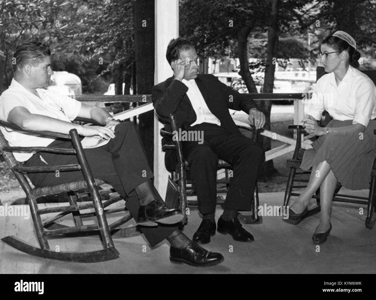Une photographie montrant Dave Rosanna Hostetler et Urie Bender en 1962 à Mount Pleasant, Pennsylvanie, capturant un moment historique. Banque D'Images