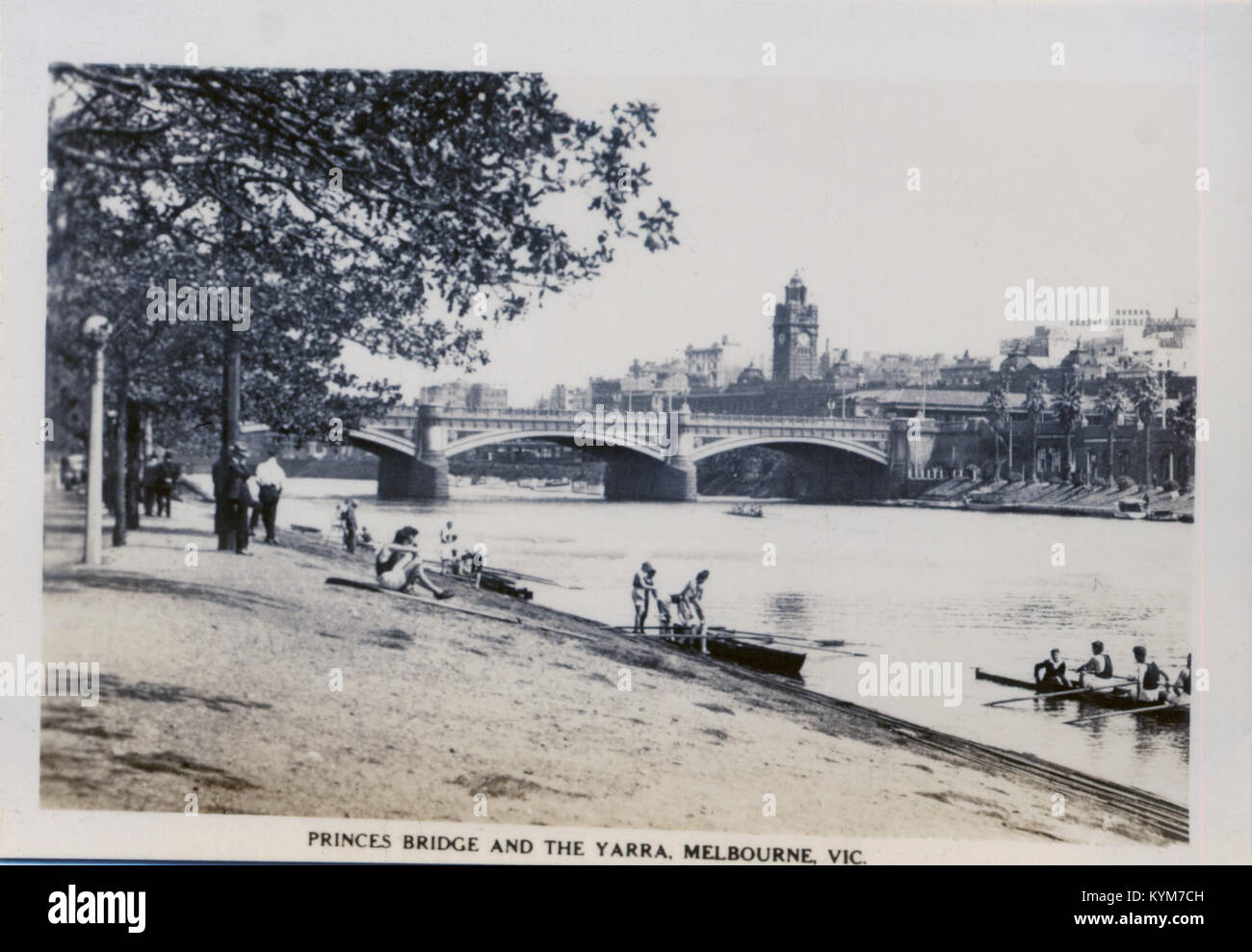 Une photographie historique du Princes Bridge et de la rivière Yarra à Melbourne, Victoria, prise vers 1948, mettant en valeur le pont emblématique et le paysage urbain environnant. Banque D'Images