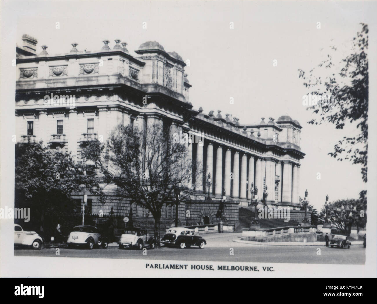 Photographie historique du Parlement de Melbourne, Victoria, datant de 156, prise vers 1948, mettant en valeur son architecture et son importance historique. Banque D'Images