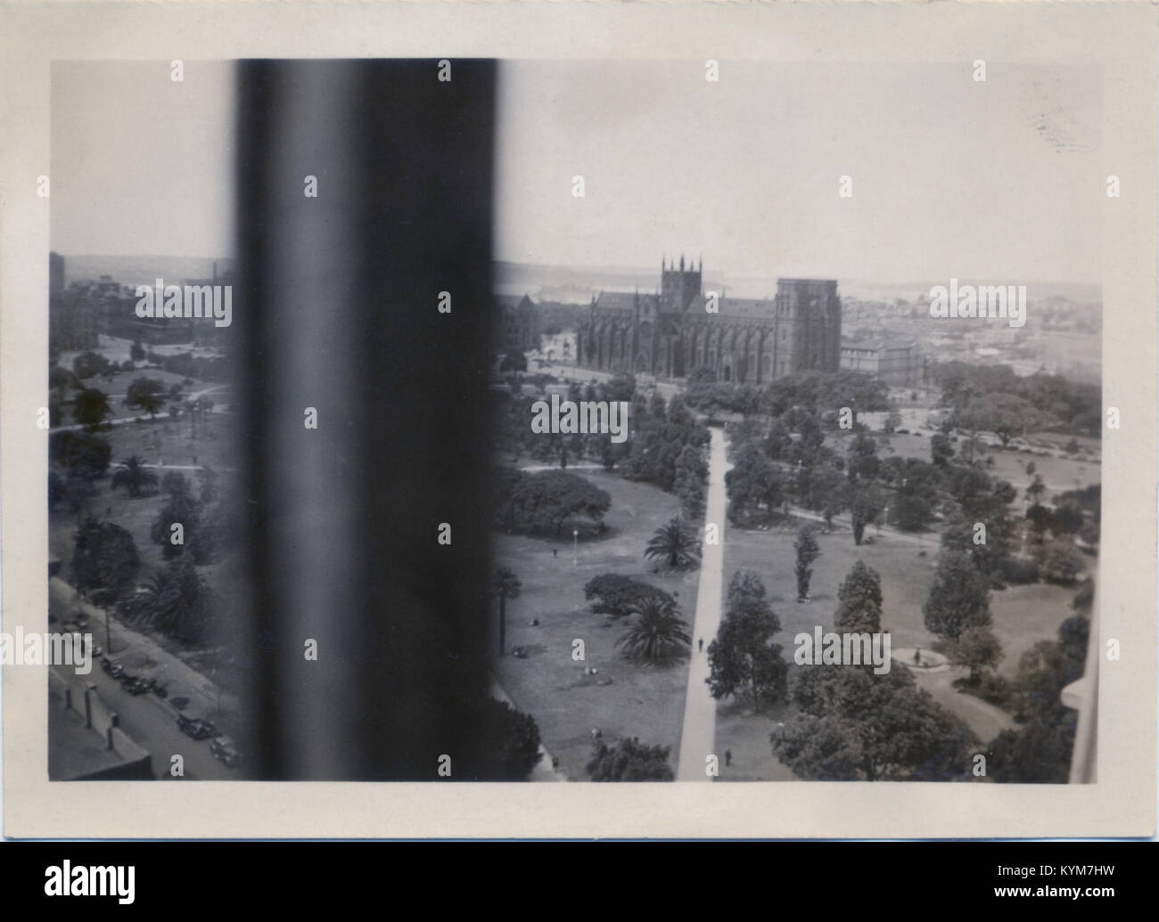 Photographie historique prise à Hyde Park, Sydney, en 1936. L’image capture un moment dans l’histoire du parc, mettant en valeur le paysage de l’endroit et son utilisation comme espace public. Banque D'Images