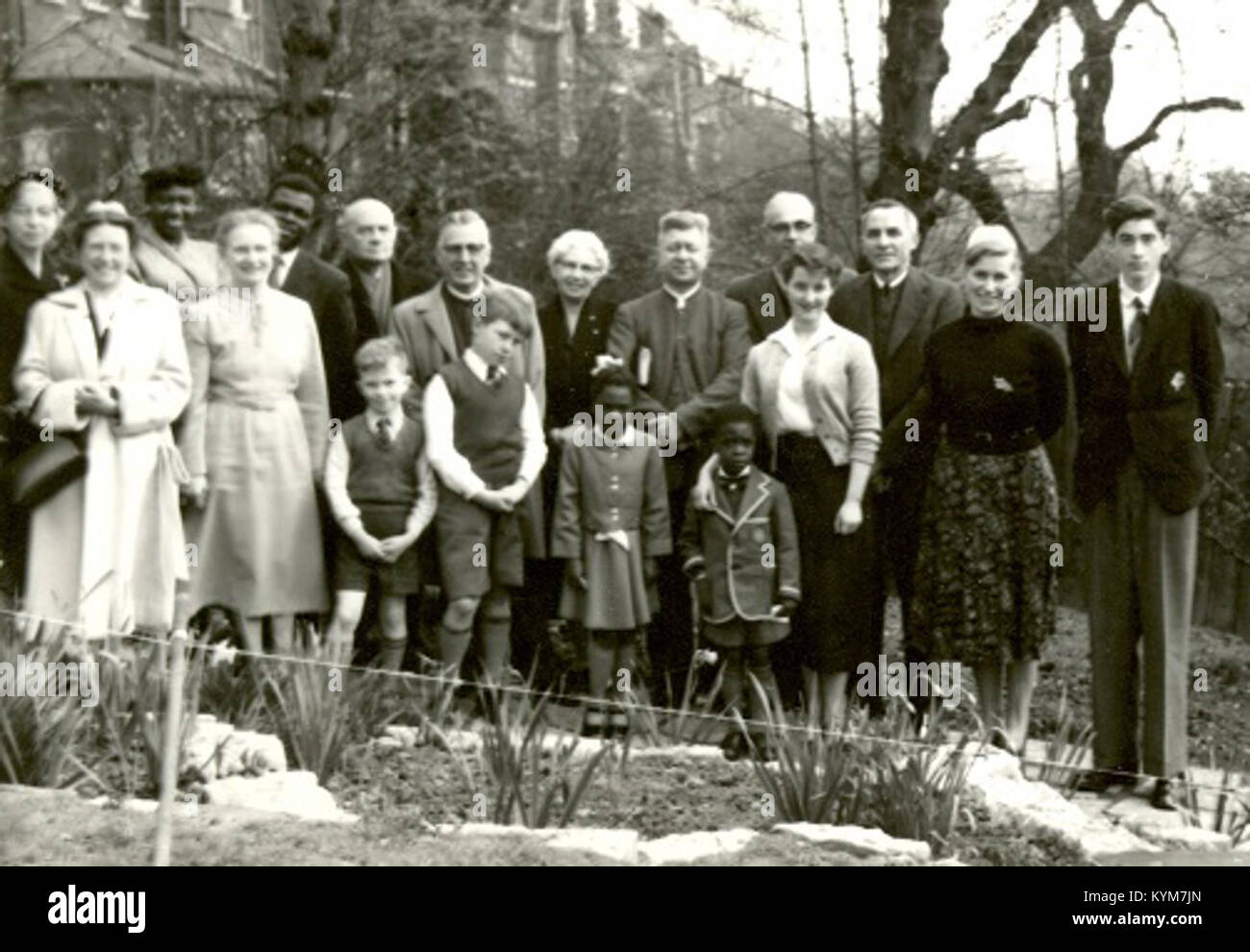 Image historique d'un groupe d'individus au London Mennonite Centre au Royaume-Uni. L'image comprend des membres éminents de la communauté mennonite, dont Alfred Kintzi et Alma Brown, et met en lumière le travail du Conseil des missions mennonite. Banque D'Images