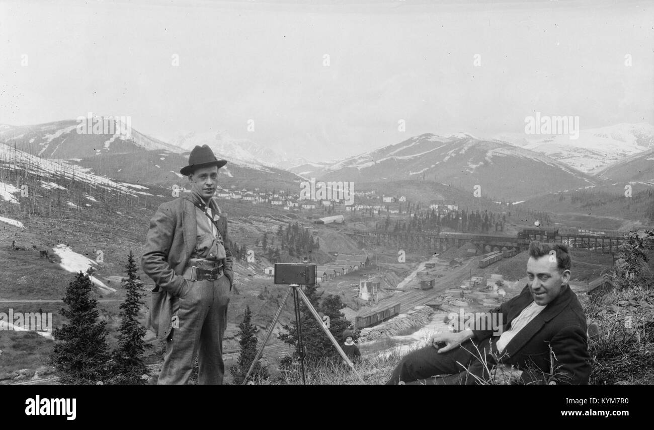 Une photographie de Charles Lee et de son appareil photo, prise au-dessus de Mountain Park, Alberta. Cette image capture le photographe en action, avec le magnifique paysage albertain en arrière-plan, mettant en valeur la vaste beauté naturelle de la région. Banque D'Images
