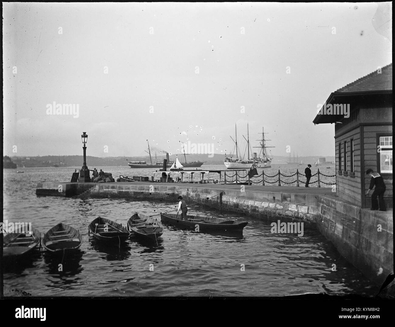 Une collection de négatifs en verre présentant des images historiques des régions de Sydney et Manly, mettant en valeur la vie et les monuments du début du XXe siècle dans ces lieux emblématiques australiens. Banque D'Images Une collection de négatifs en verre présentant des images historiques des régions de Sydney et Manly, mettant en valeur la vie et les monuments du début du XXe siècle dans ces lieux emblématiques australiens. Banque D'Images
