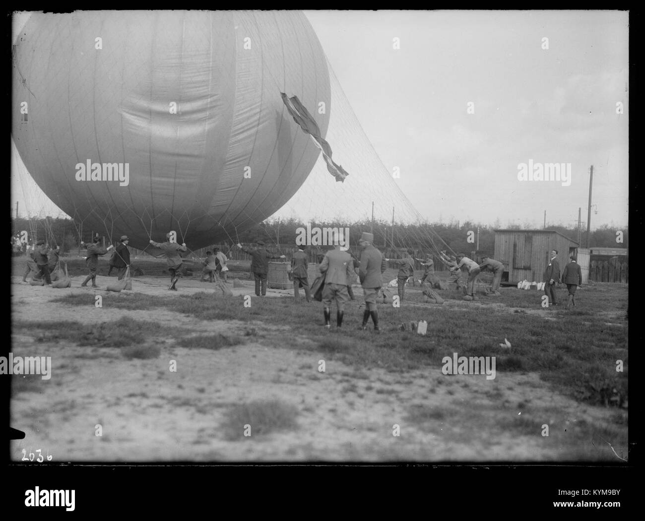 Image tirée d'une illustration du XXe siècle montrant un premier avion, peut-être un ballon ou un engin plus léger que l'air, capturé dans une scène aéronautique historique. Banque D'Images