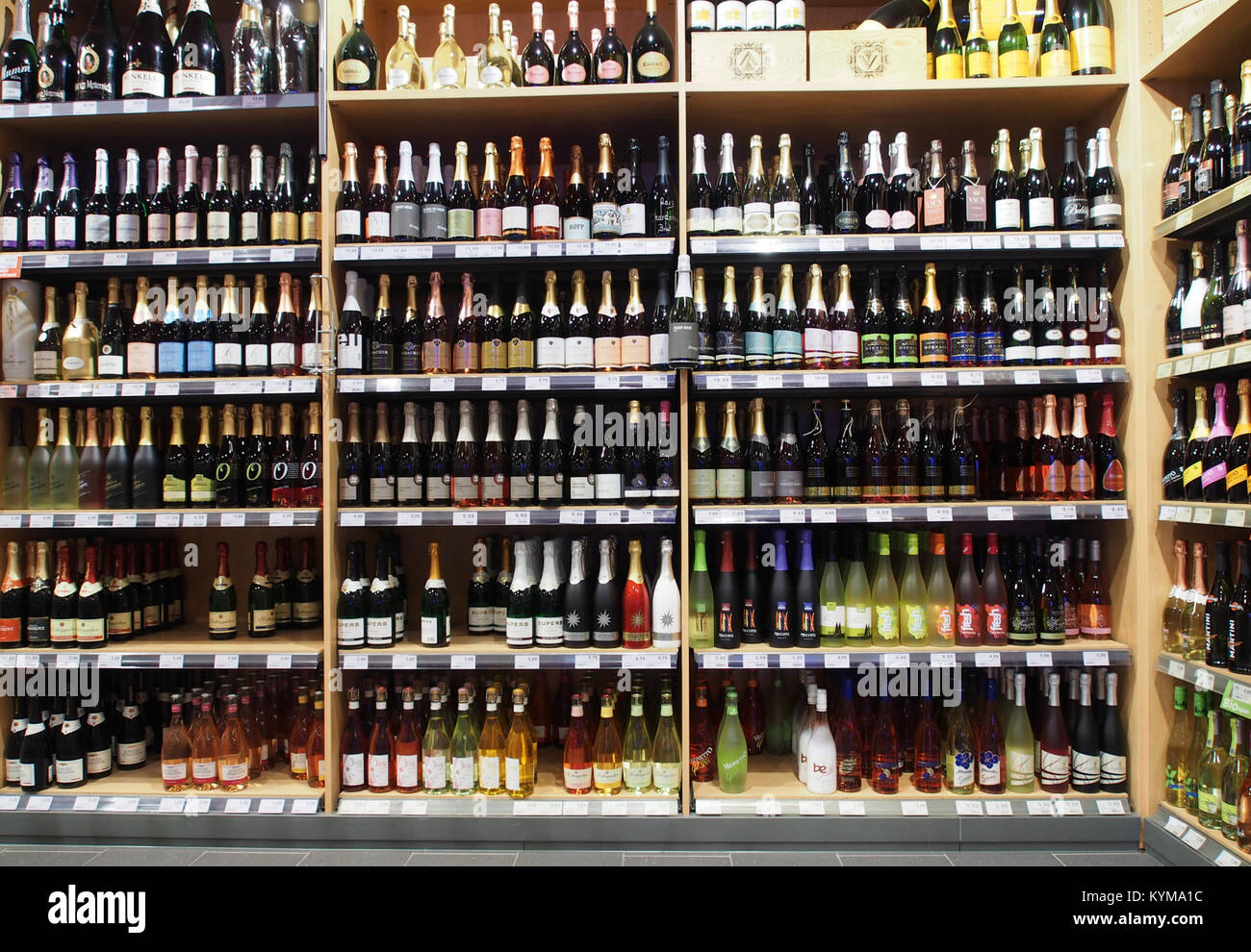 Photographie prise à Edeka, un supermarché allemand de Baden-Baden, présentant des boissons alcoolisées exposées dans le magasin. Cela fait partie d'une collection historique documentant les pratiques de vente au détail. Banque D'Images
