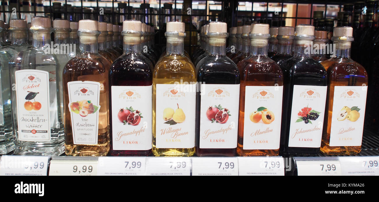 Une publicité d'Edeka à Baden-Baden présentant une variété de boissons alcoolisées. L'image capture la gamme de produits et met en évidence les offres du magasin dans la catégorie des alcools. Banque D'Images