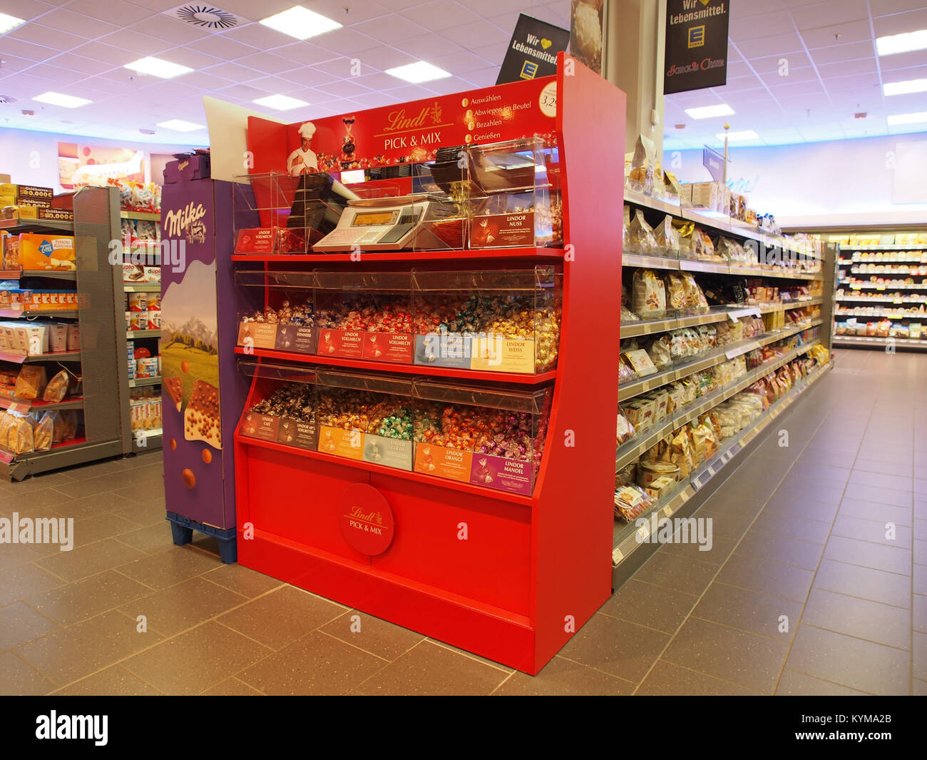 Une vue du magasin Edeka à Baden-Baden, avec les produits Lindt bien en vue. Cette image met en évidence le cadre de vente au détail et le placement du chocolat Lindt dans un supermarché allemand. Banque D'Images