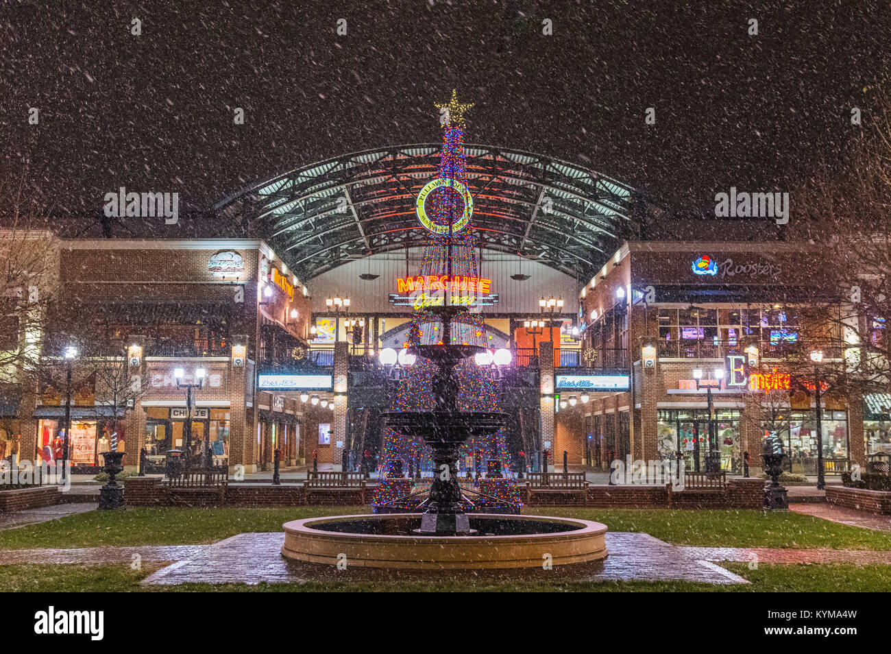 La première neige à Huntington, West Virginia de 2017 hits Pullman Square, la fontaine et les rues ornées de décorations de Noël. Banque D'Images
