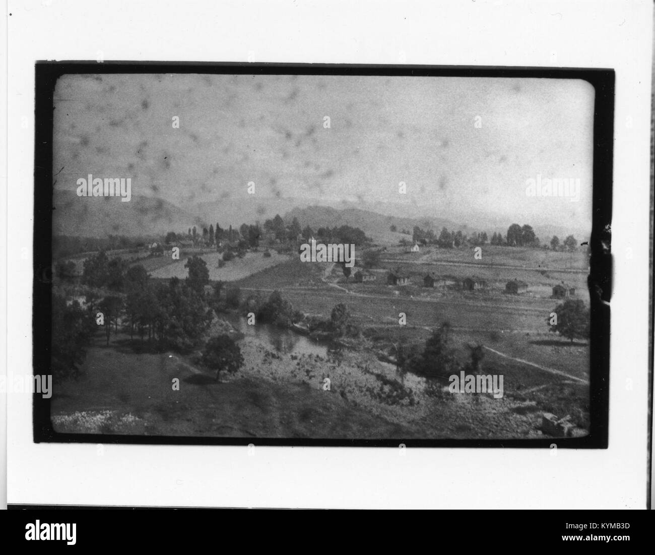 Une photographie en noir et blanc de la campagne rurale près de Dayton, Tennessee, prise au début du XXe siècle, mettant en valeur le paysage bucolique et les terres agricoles. Banque D'Images