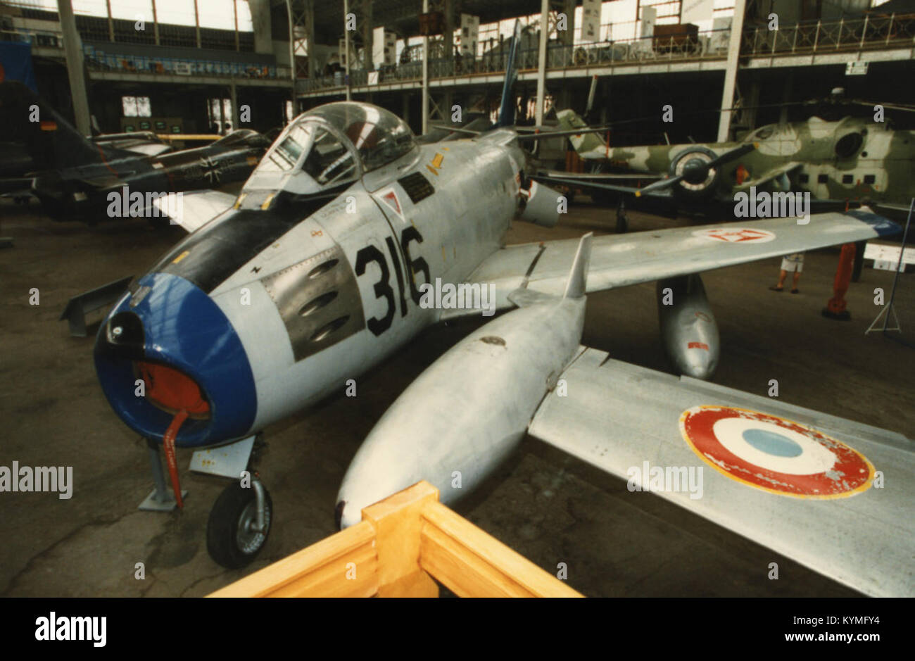 Un avion nord-américain F-86F Sabre (numéro de série 52-5242) photographié lors du Tattoo aérien de septembre 1996 à Bruxelles. L'image montre l'avion en vol, montrant son design distinctif de chasseur à réaction de l'ère de la Guerre froide. Banque D'Images