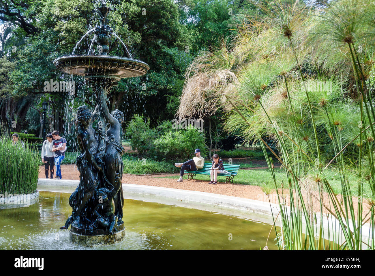 Buenos Aires Argentina,Palerme,parc,jardin Botanico Carlos Thays jardin botanique,fontaine,homme hommes,femme femme femme,couple,banc,lecture,Hispan Banque D'Images