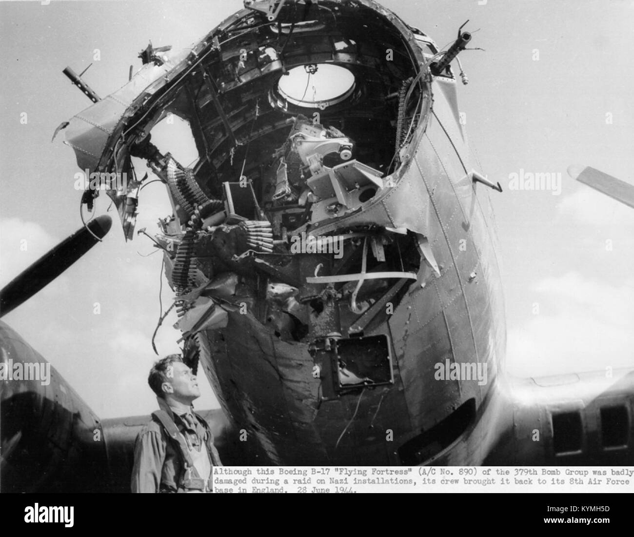 Un Boeing B-17 forteresse en vol, présentant sa queue distinctive et sa configuration de bombardier. Cet avion a été largement utilisé pendant la seconde Guerre mondiale Banque D'Images
