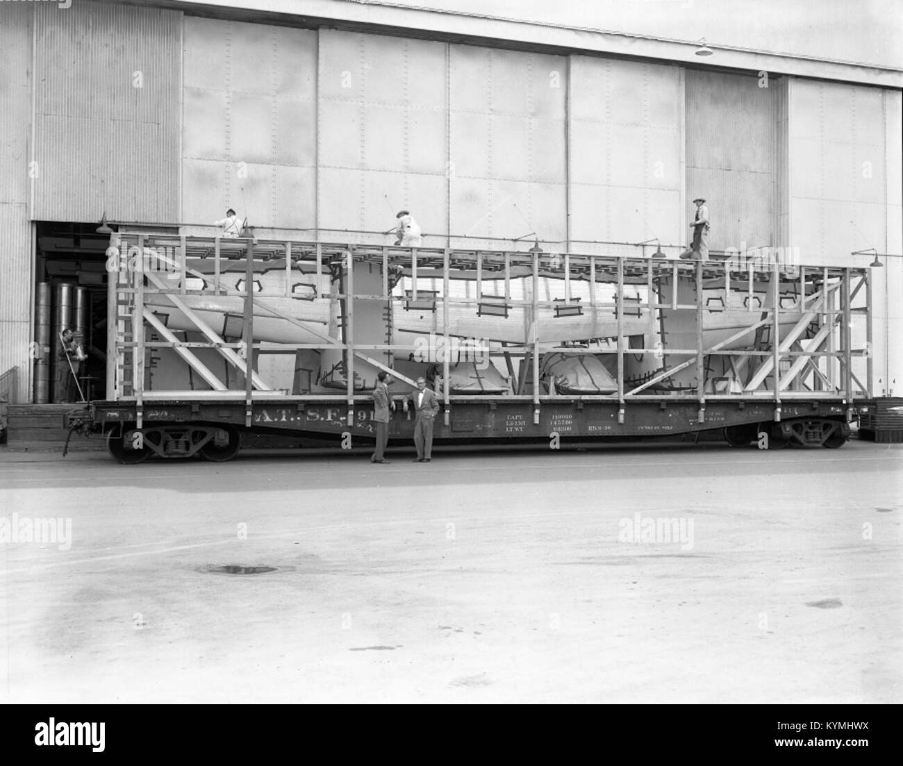 Une photographie d'un avion Convair, capturée sur un négatif. L'image fournit une vue historique d'un avion de la série Convair, mettant en valeur les premières années de l'aviation américaine. Banque D'Images