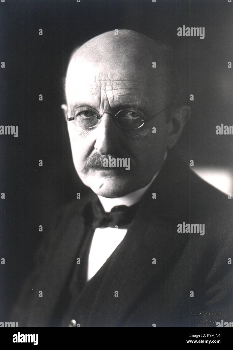 Portrait de Max Planck, physicien et lauréat du prix Nobel, mettant en valeur sa contribution à la théorie quantique, capturé en noir et blanc. Banque D'Images