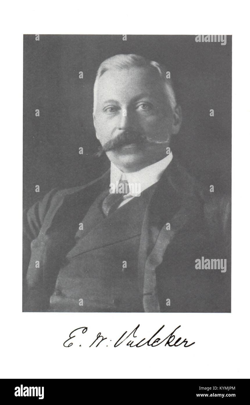 Portrait d'Edward William Voelcker (1857-1930), chimiste connu pour ses contributions à la recherche scientifique, capturé sur une photo en noir et blanc le montrant avec une moustache et assis dans une pose formelle. Banque D'Images