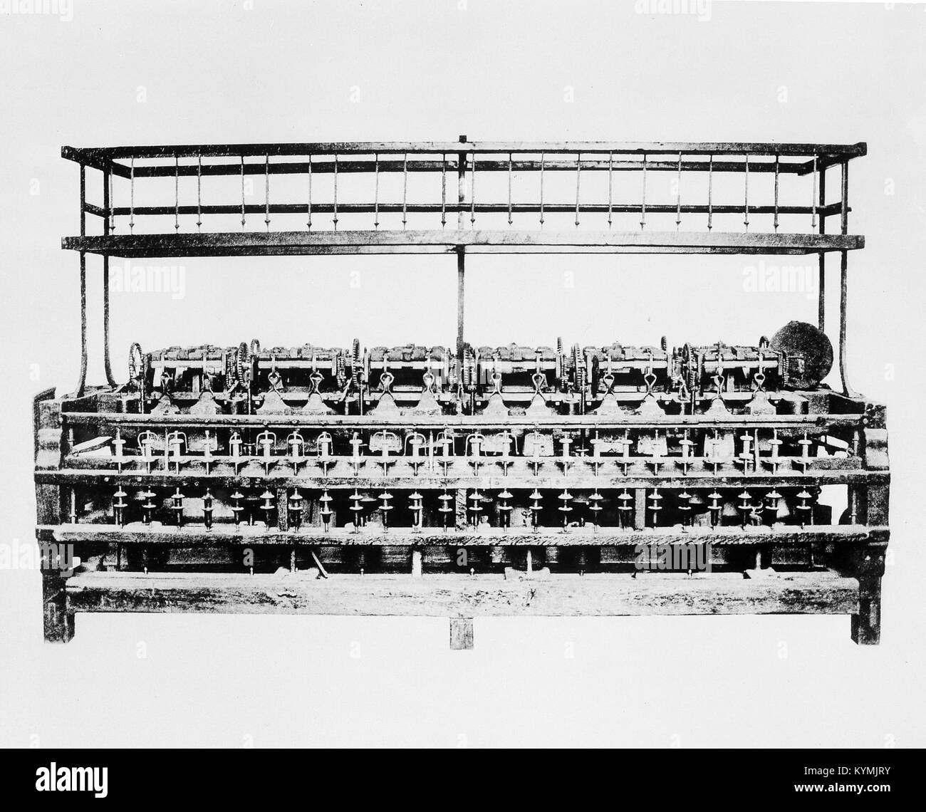 Image de la Slater Spinning Frame exposée à l'exposition Centennial de 1876 à Philadelphie. Cette machinerie textile faisait partie de l'histoire industrielle. Banque D'Images Image de la Slater Spinning Frame exposée à l'exposition Centennial de 1876 à Philadelphie. Cette machinerie textile faisait partie de l'histoire industrielle. Banque D'Images