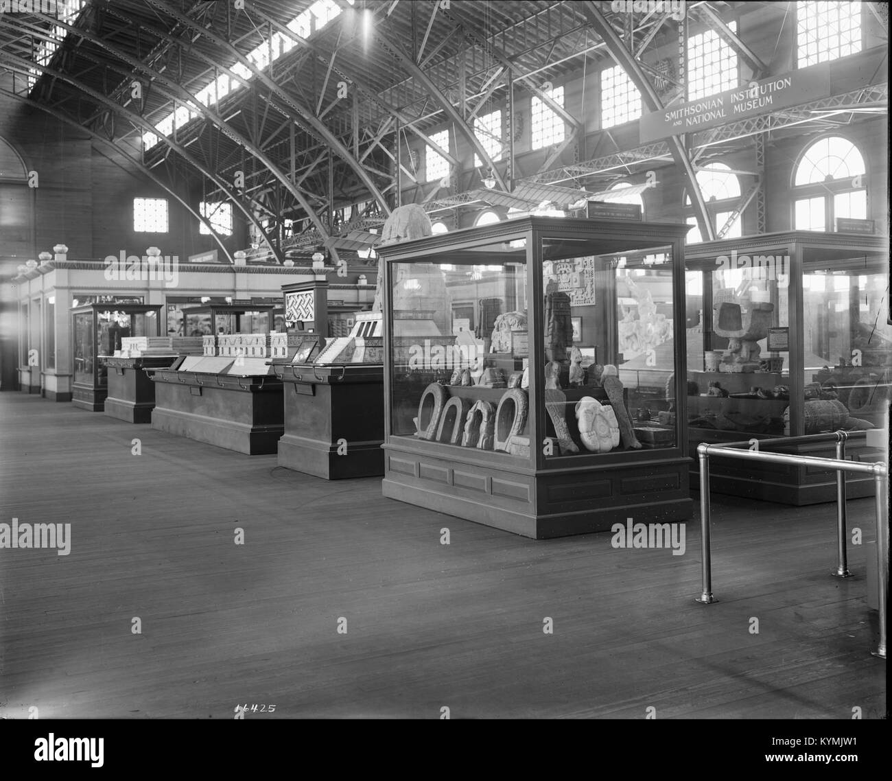 Une exposition du Bureau of American Ethnology à l'exposition Louisiana Purchase en 1904, présentant des artefacts et des expositions qui mettent en valeur le patrimoine culturel des peuples autochtones en Amérique. Banque D'Images