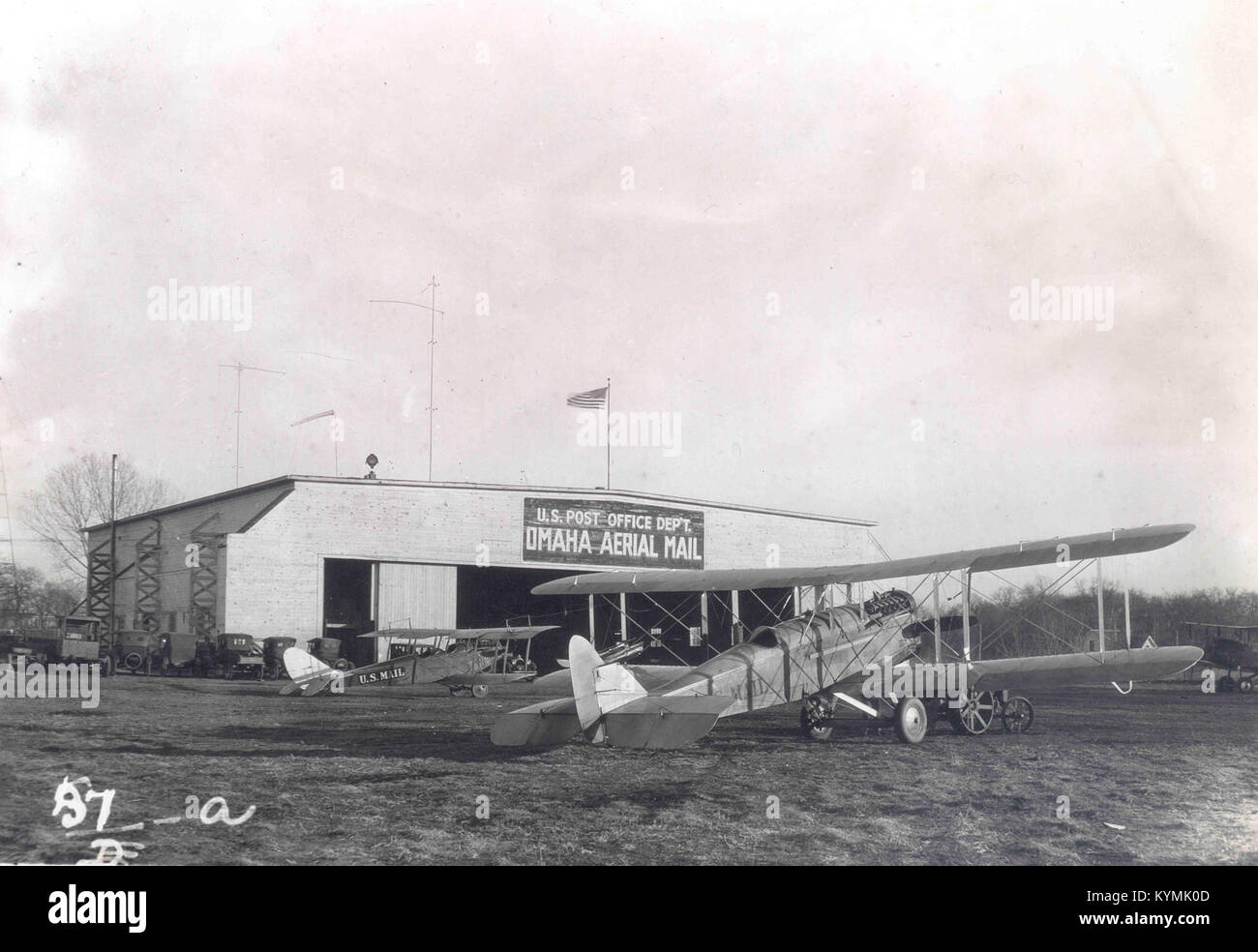 Une photographie historique en noir et blanc d'avions postaux à Omaha, Nebraska, des années 1920, représentant un biplan D.H.4 de Havilland, avec un drapeau visible, prise au Musée national de la poste. Banque D'Images