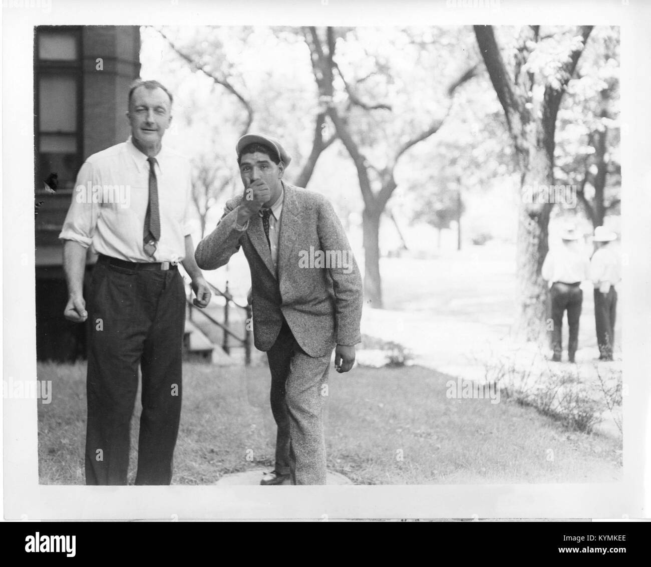 Une image des années 1930 montrant John Peabody Harrington avec le chef Wi'ishi des Indiens de mission en Californie. Cette photo historique capture deux figures importantes de l'ethnologie et de l'histoire des Amérindiens. Banque D'Images