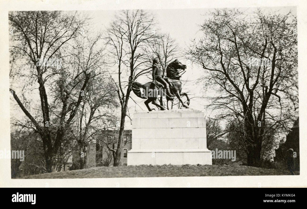 Une image historique de la statue du lieutenant général George Washington, figure clé de l'histoire américaine. La statue est située dans un espace public, symbolisant ses contributions militaires. Banque D'Images