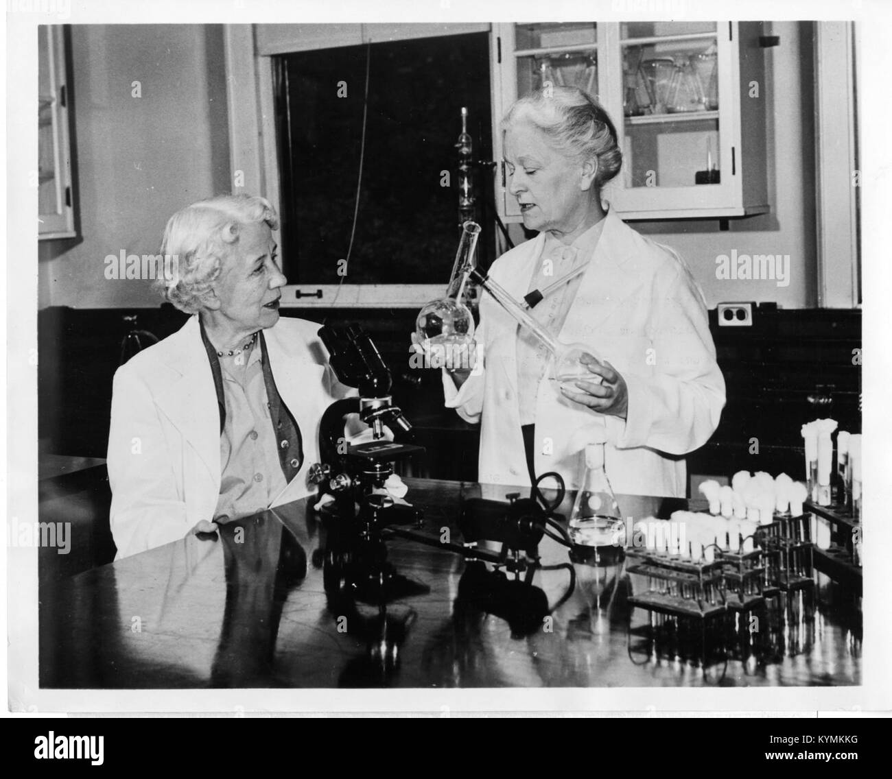Une photographie d'Elizabeth Lee Hazen (1888-1975) et Rachel Brown (1898-1980), deux microbiologistes éminentes, travaillant dans un laboratoire avec des agents antifongiques et la chimiothérapie au milieu du XXe siècle. Banque D'Images
