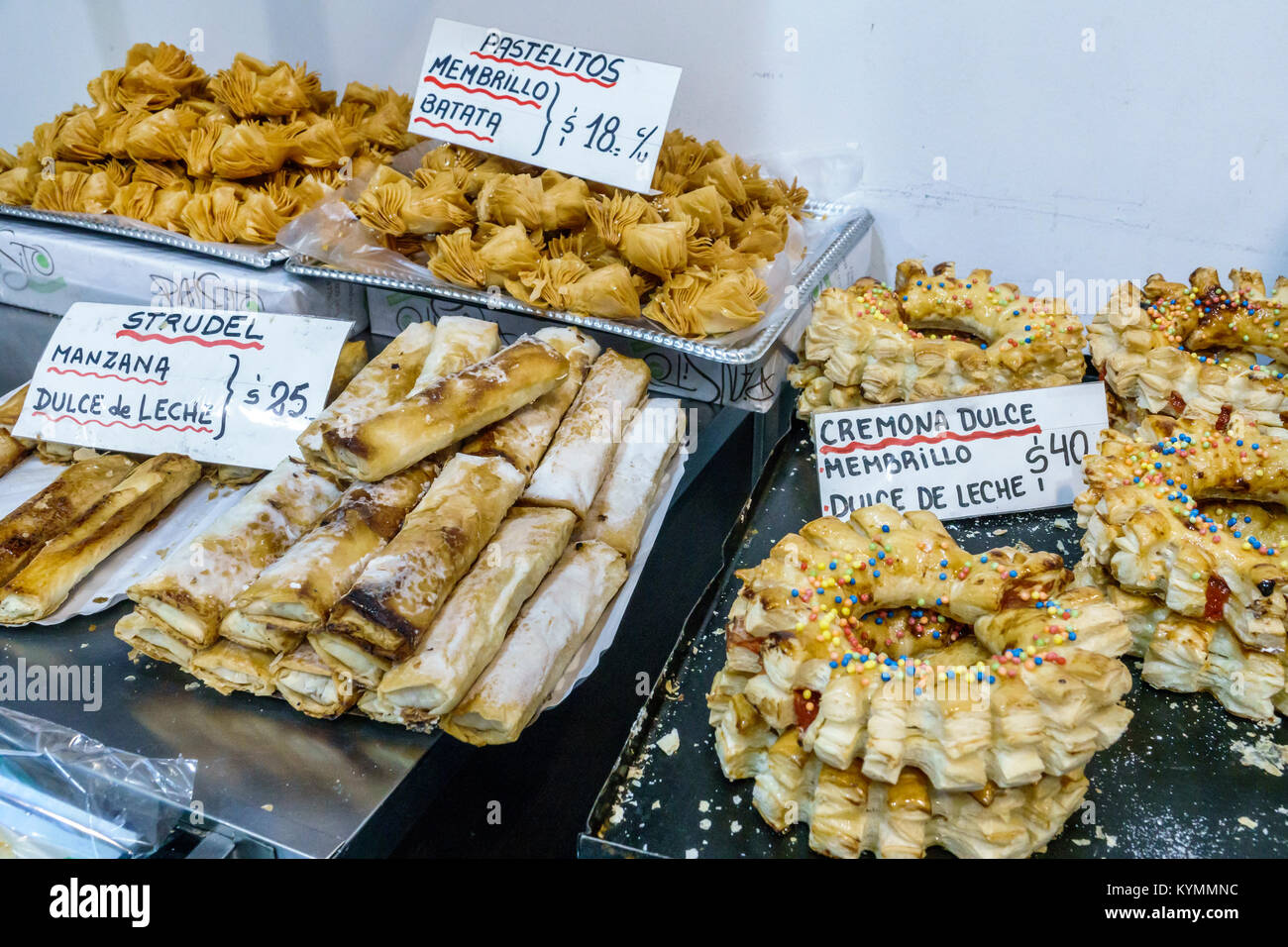 Buenos Aires Argentina,Palermo,Express,magasin de proximité,marché,pâtisserie,confection,strudel,panneau,espagnol,langue,hispanique,ARG171119200 Banque D'Images