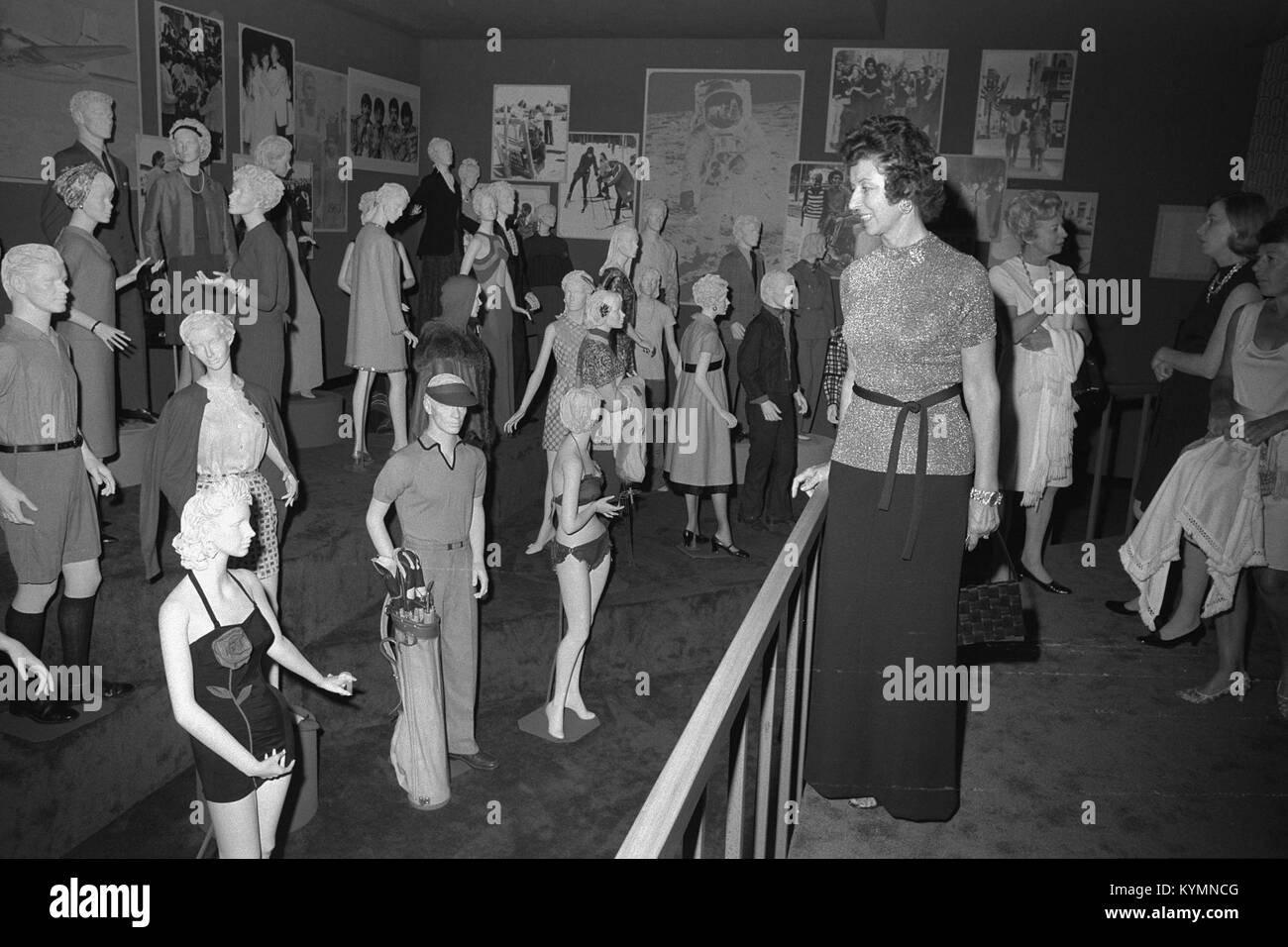 Une photographie de la soirée d'ouverture de l'exposition « Suitable Everyone » au Musée national d'histoire. L'événement présente divers vêtements historiques et de la mode, offrant un aperçu de la signification culturelle des vêtements à travers l'histoire. Banque D'Images