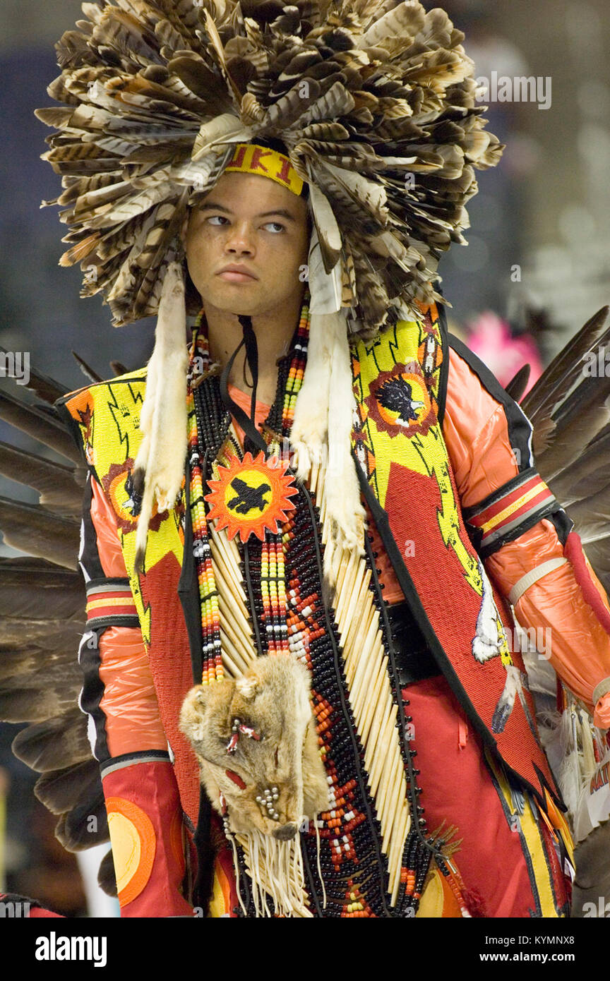 Une photographie du Powwow de 2005, montrant des danseurs amérindiens vêtus de vêtements traditionnels et se produisant dans un événement organisé par le Musée national des Indiens d'Amérique. Banque D'Images