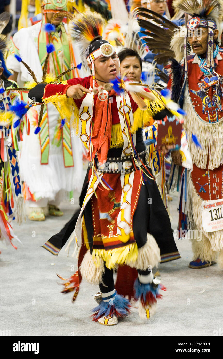 Une photographie historique de danseurs tribaux amérindiens lors d'une cérémonie de pow-wow, capturée en 2005, mettant en valeur les vêtements traditionnels et l'importance culturelle de l'événement. Banque D'Images