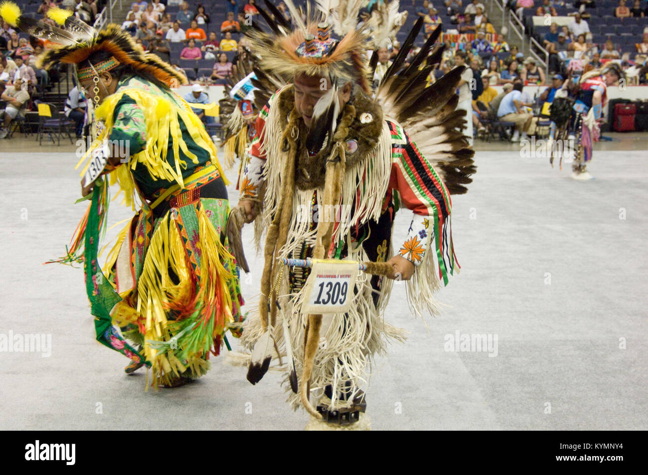 Une photographie de l'événement Powwow de 2005, mettant en vedette des danseurs amérindiens dans des regalia traditionnels. L'image met en valeur les costumes vibrants et l'importance culturelle de la danse Powow, capturée au Musée national des Indiens d'Amérique. Banque D'Images